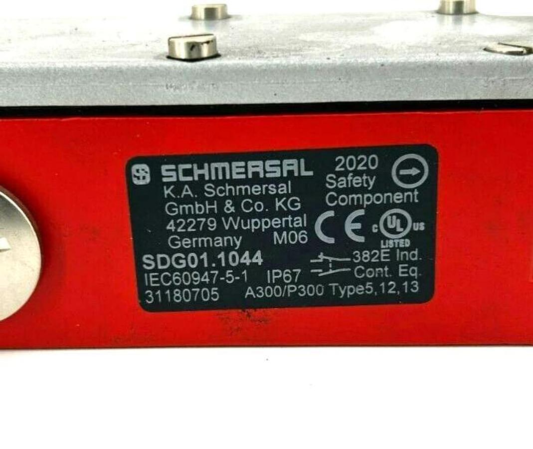 New Schmersal SDG01.1044 Safety Door Lock, 101020910