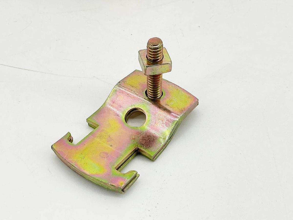 New Box of 100 Thomas & Betts 703 3/4 Steel Pipe Clamp Universal 3/4"