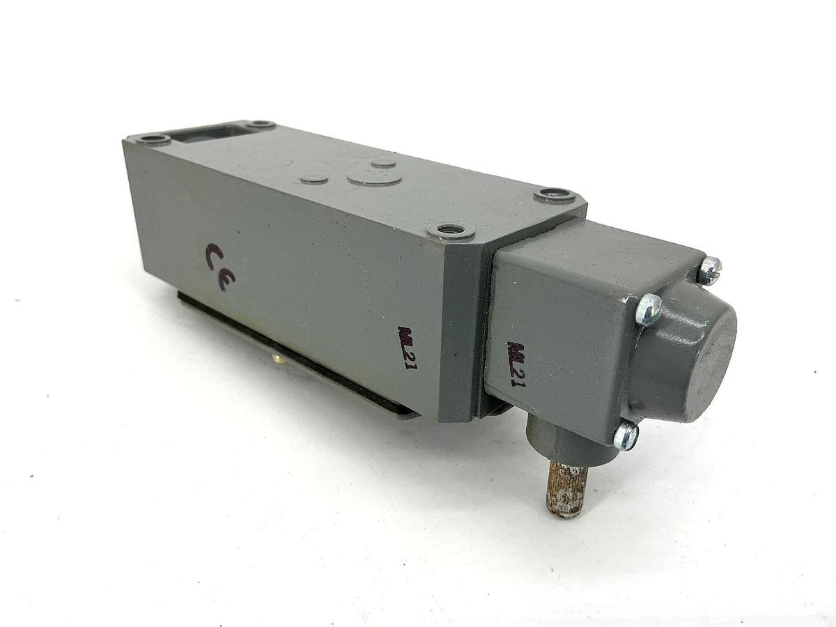 New Allen Bradley 802T-AT Ser 1 Oiltight Limit Switch Lever Type 10A 600V No Box
