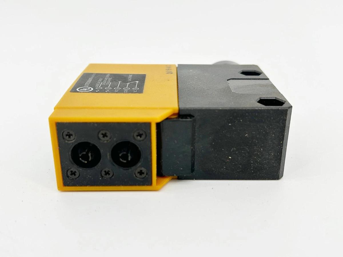 New Omron E3A2-XCM4T Photoelectric Sensor Fiber Optic 240VDC
