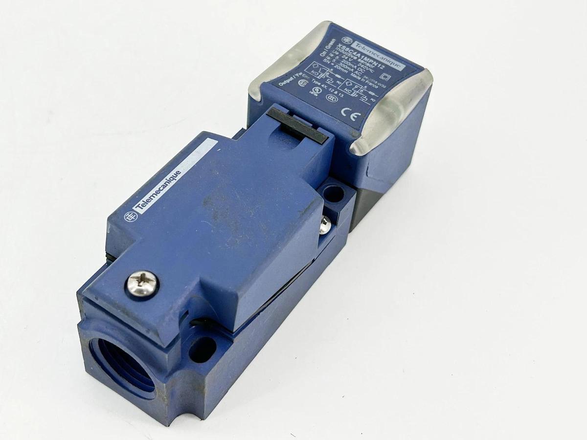 Used Telemecanique XS8C4A1MPN12 Proximity Sensor 2-Wire 249V