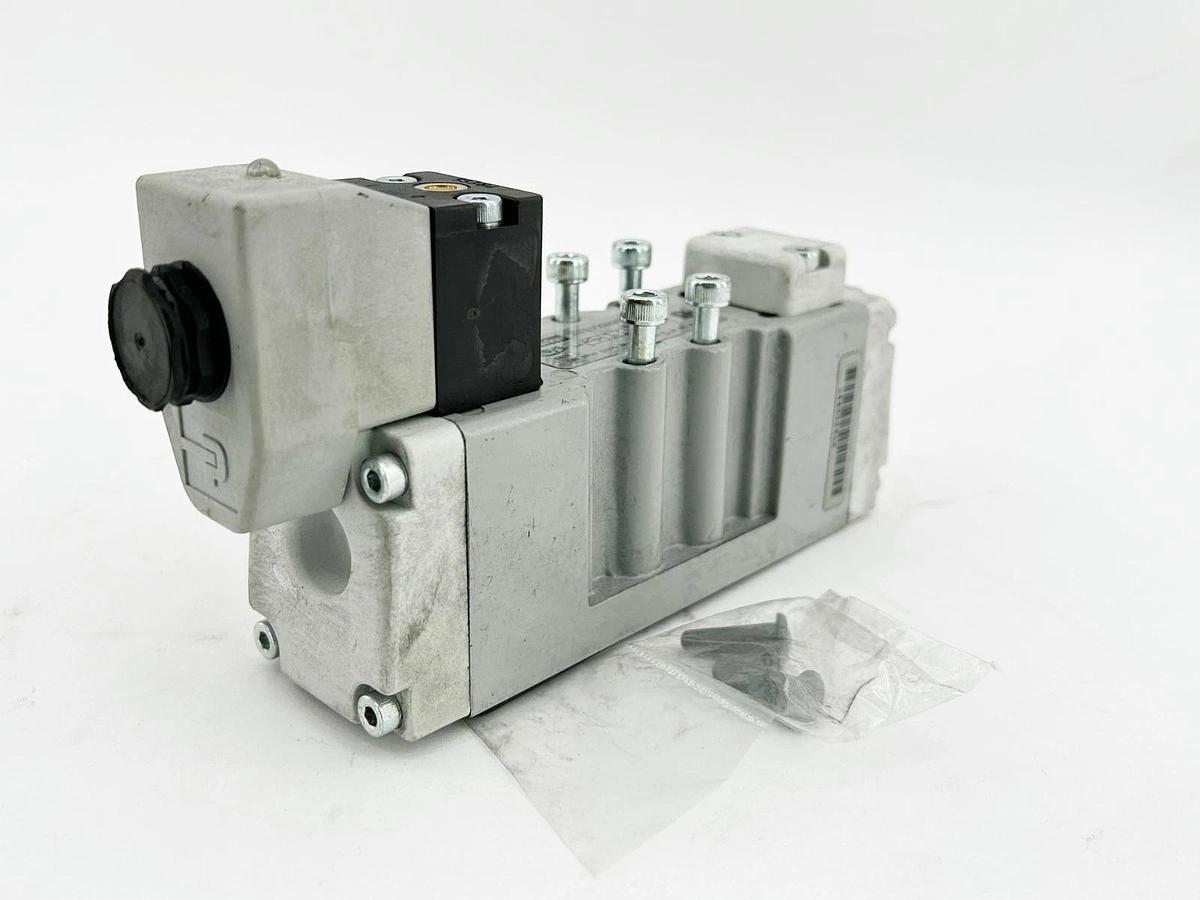 New Parker H11VXBG023C Solenoid Valve 120V 50/60Hz 2 Position Size 1 - No Box