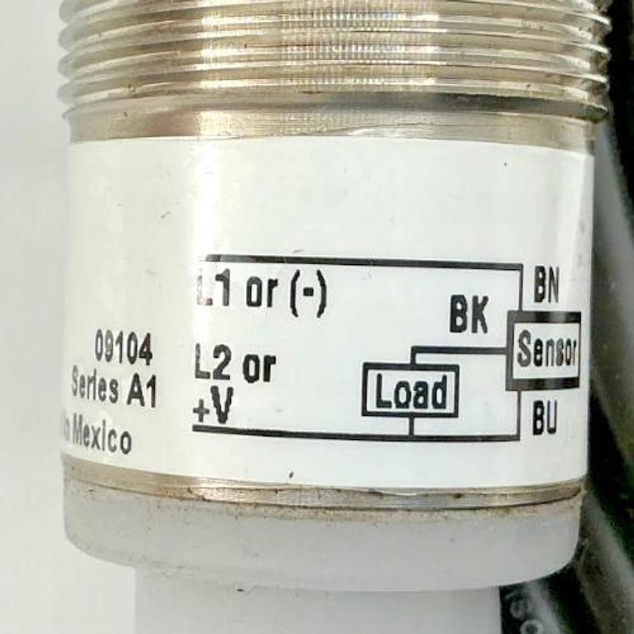 New Eaton Cutler-Hammer E58-30TD250-GD15 Ser A1 Photoelectric Sensor 132V No Box