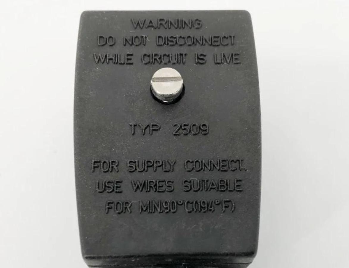 New Burkert 00137943 Solenoid Valve Connector 2509 0-250VAC/DC 6A - No Box