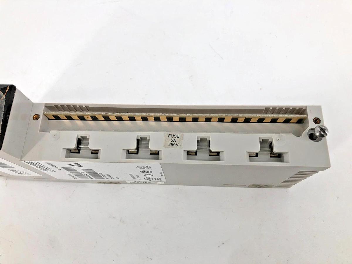 New Schneider Automation 140DAO84210 Output Module 100-230VAC 4x4 Modicon