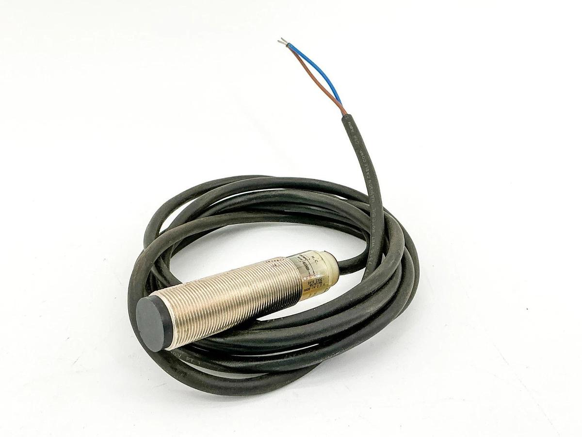 New Cutler Hammer E57-18LE12-A1 Inductive Proximity Sensor 250V - No Hardware