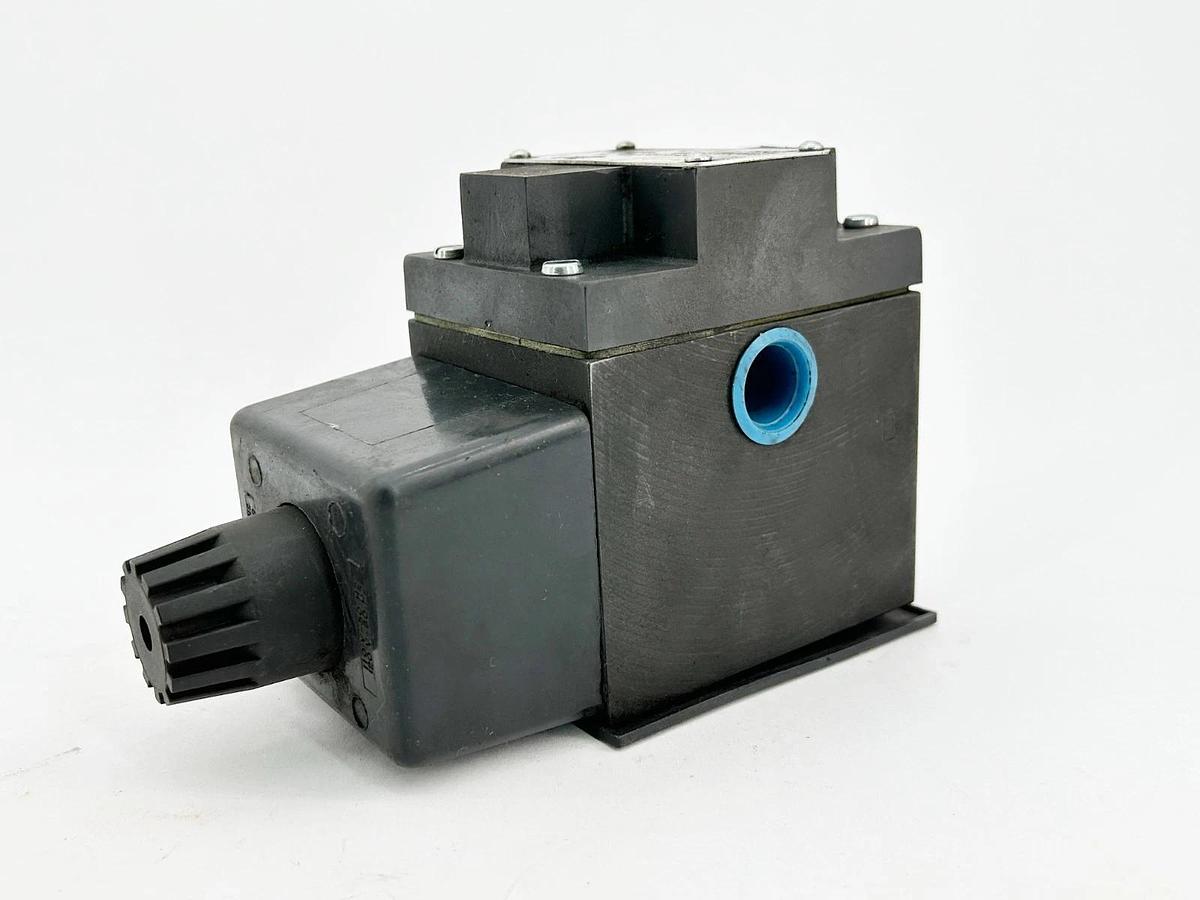 New Parker D3W1HNYC5-14 Pneumatic Valve 110/120V 50/60Hz .75A 5000PSI - No Box