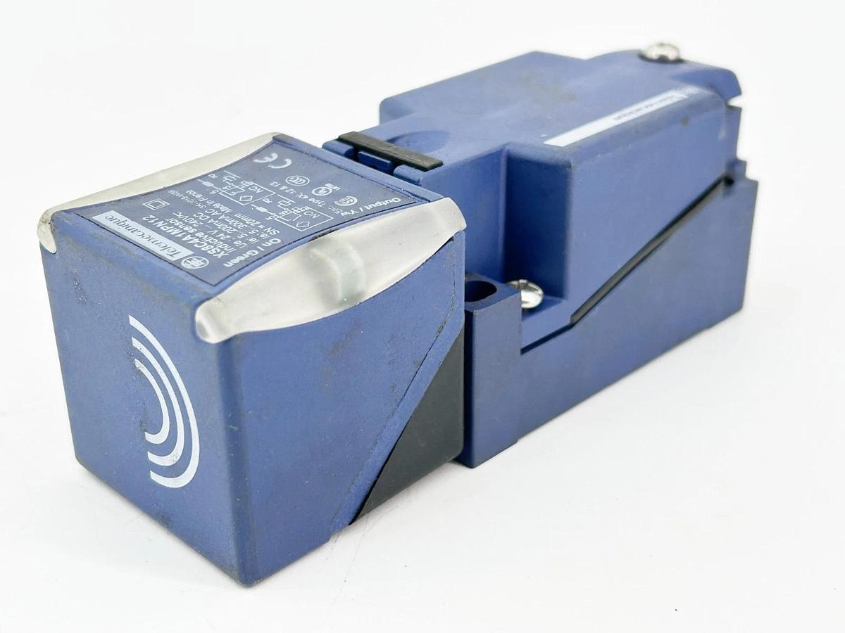 Used Telemecanique XS8C4A1MPN12 Proximity Sensor 2-Wire 249V
