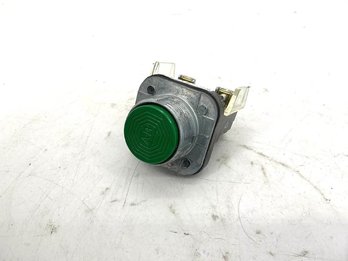 New Allen Bradley 800T-A1D2 Ser T Momentary Push Button 30mm Flush Head Green
