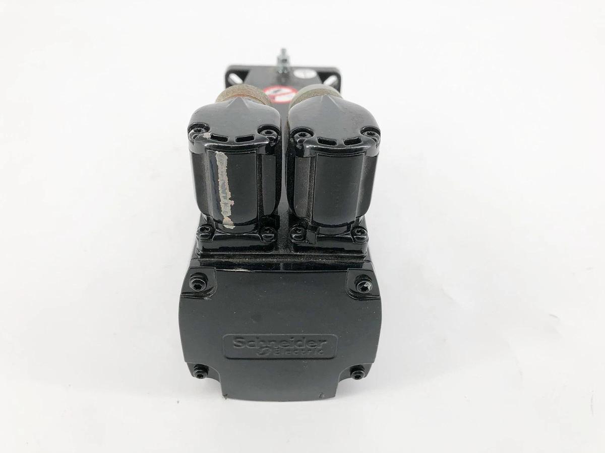 Used Schneider Electric SH30701S0001054 Servo Motor SH070/60010/0/3/00/00/10/11/00