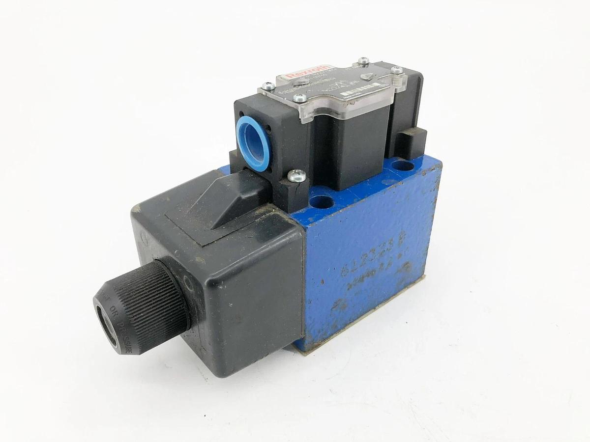 New Rexroth R900713654 Direct Acting Solenoid Valve 120V Coil