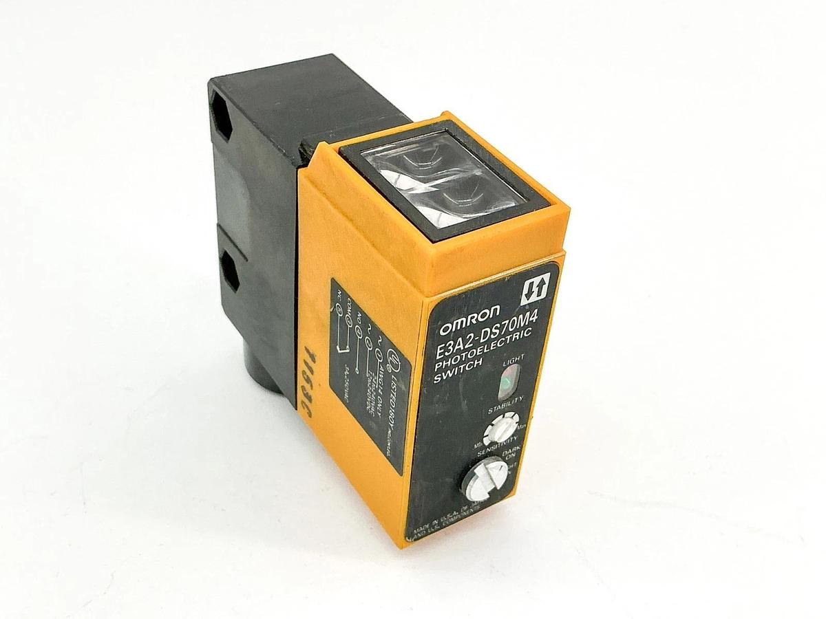 New Omron E3A2-DS70M4 Photoelectric Switch 24-240Vac 12-240VDC - No Box