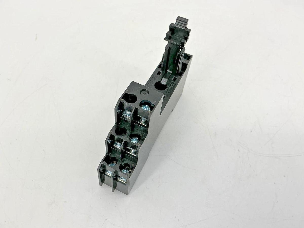 Lot of 2 New Omron P2RFZ-08-E Relay Socket 8-Pin 2-Pole 6A 250VAC P2RFZ08E