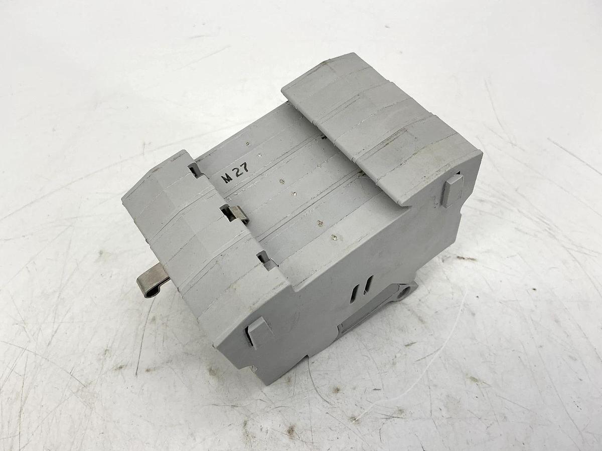 Used Bussmann CHM3I Fuse Holder Wire Range: 8-18AWG 3-Pole 30A 600VAC
