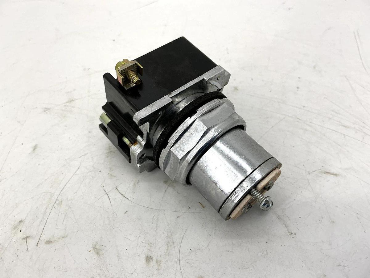 New Eaton Cutler-Hammer 10250T6221 Illum. Selector Switch 2Pos Maintained 24V