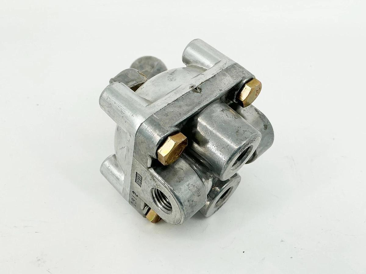 New Barksdale Controls 9001-M-Z13 Directional Control Valve 3 Position - No Box