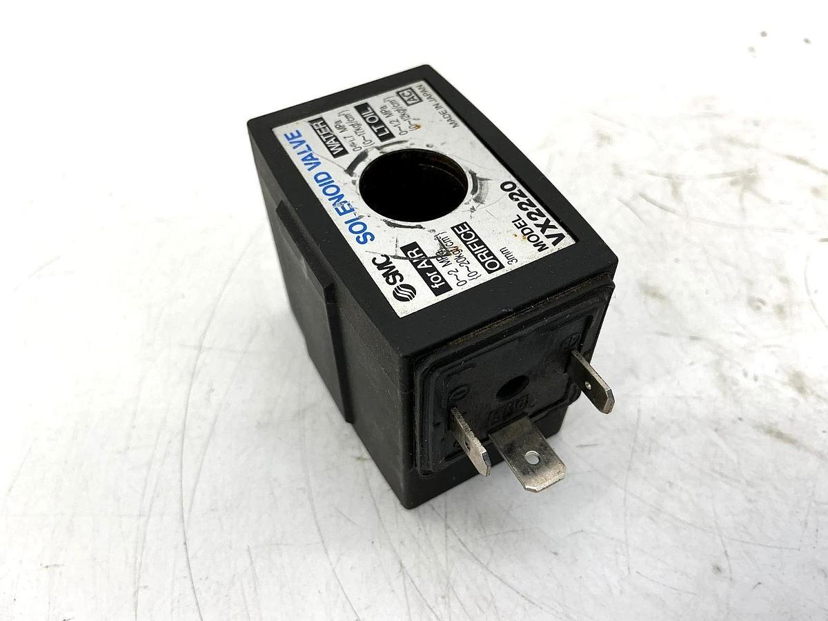 Used SMC VX2220 Solenoid Valve Plug-In 3-Pin Air-0~2MPa Water-0~1.7MPa LTOil-0~1.2MPa