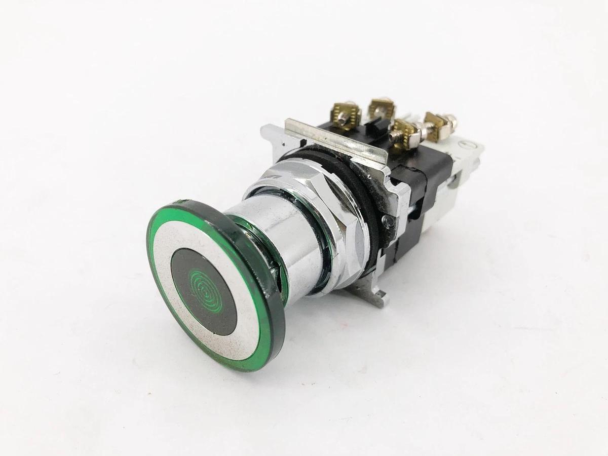 New Cutler-Hammer 10250T463-3C48X Oil Tight Illuminated Green Push-Pull Device