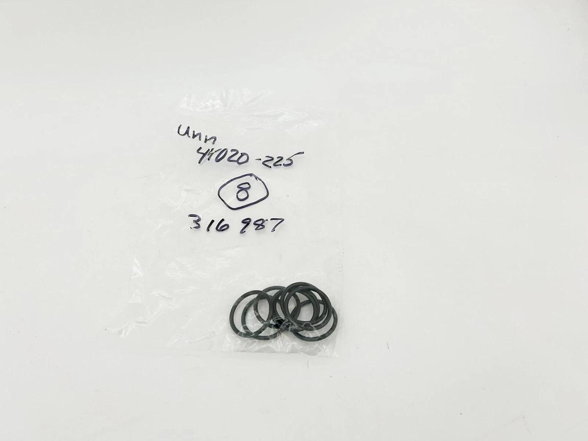 Lot of 8 New Buhler UNN-44020-225 Oil Seals