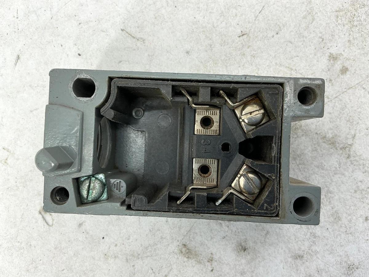 Used Lot of 2 Cutler-Hammer E51RC Series A1 Receptacle Conduit Entrance AC 3-Wire