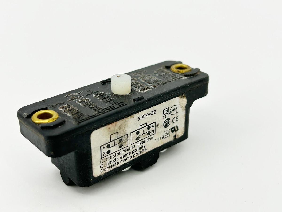 Used Telemecanique 9007A02 Limit Switch 15A 125VDC Plunger Actuator