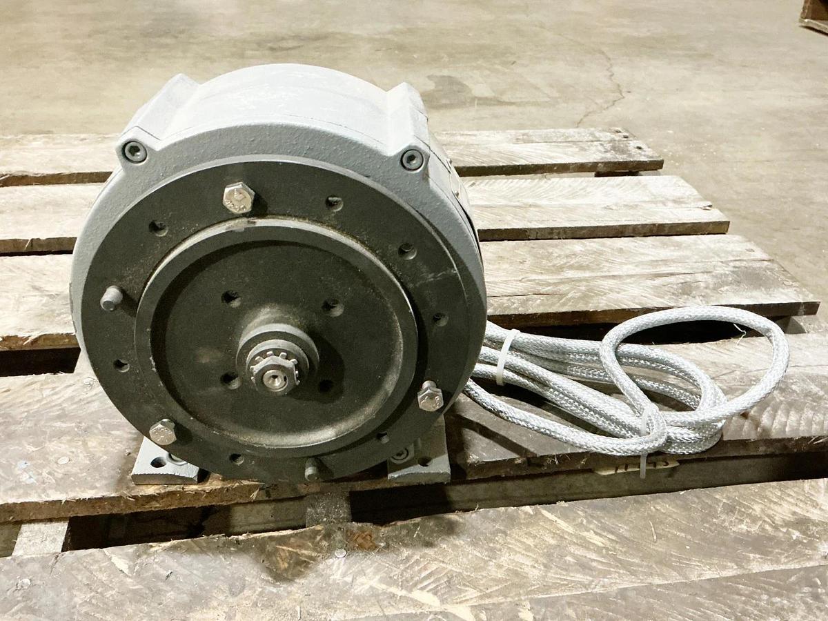 New Valmet MC12S-100K137005004- - IP54 Slitter Motor 460V 2.8A 3540RPM 50/60Hz