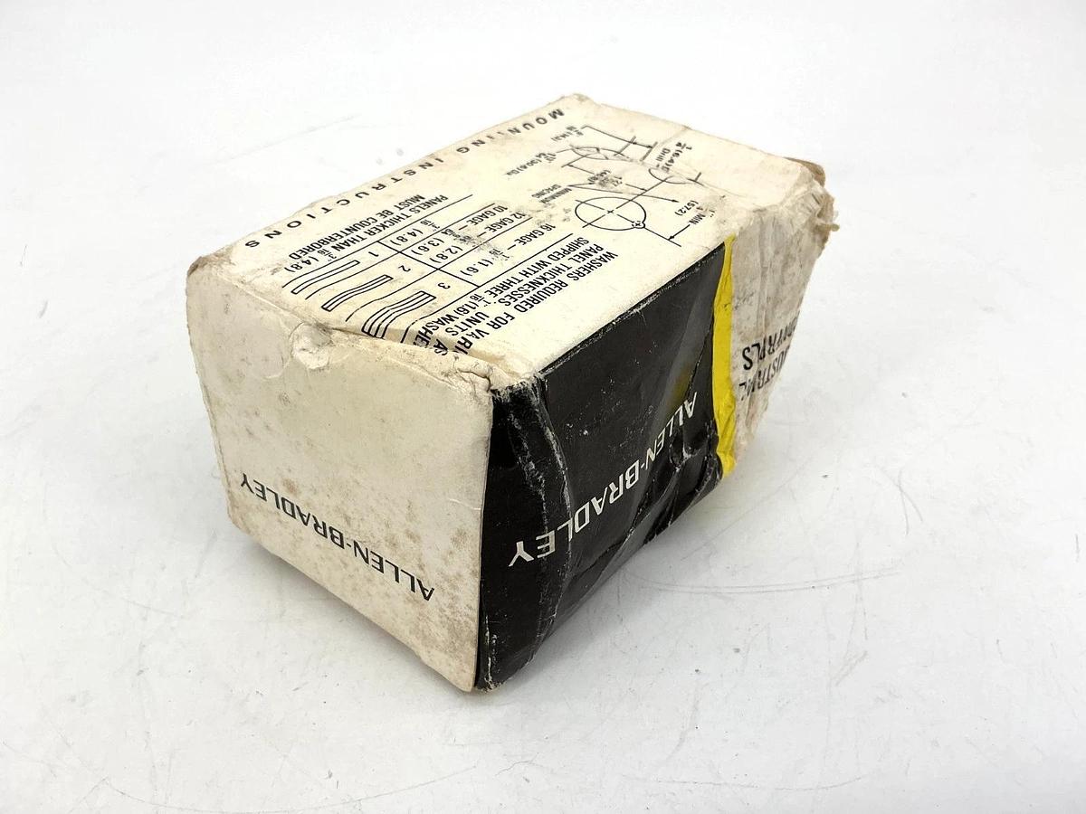 New Allen Bradley 800T-16HR2KB6AX Ser T Illuminated Selector Switch Red 2Pos