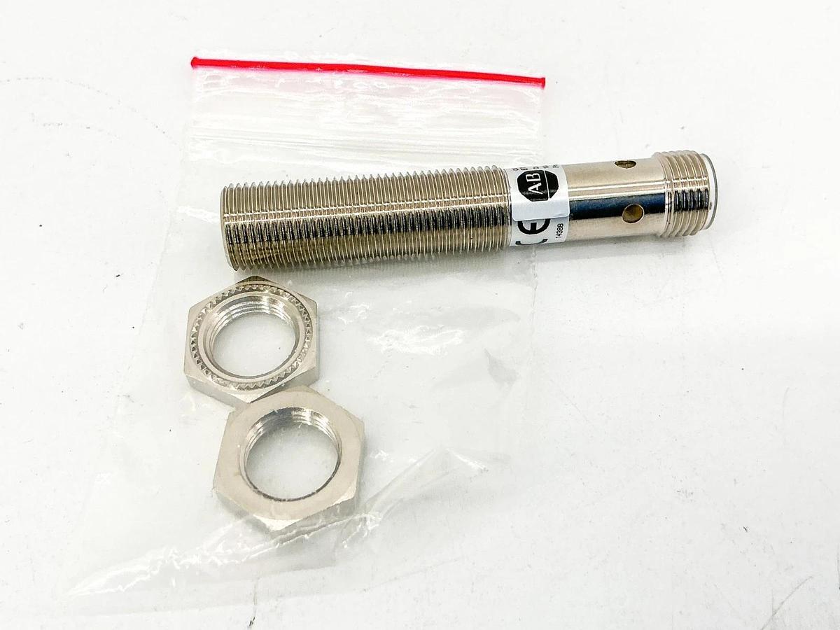 New Allen Bradley 872C-M4NP12-D4 Inductive Proximity Sensor 30VDC 200mA Ser.E