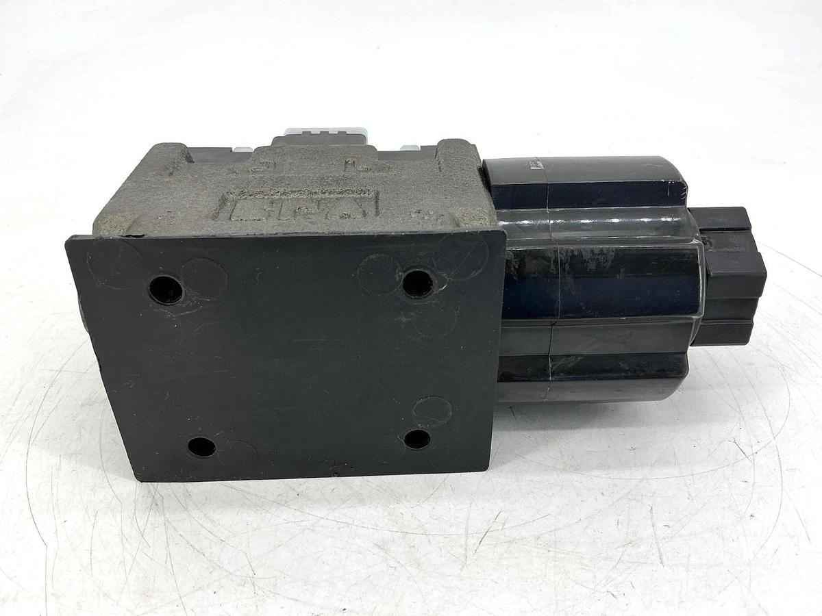 New Nachi SS-G03-A3X-R-C115-E22 Directional Control Valve 4-Way 5075PSI - No Box