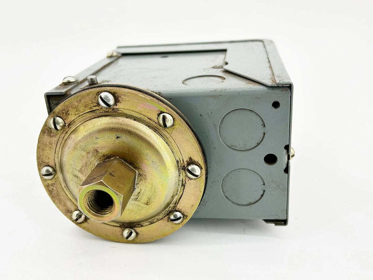Used Square D 9013-ASG-8 Pressure Switch Close 80 Opens 100 2P 575V 3PH