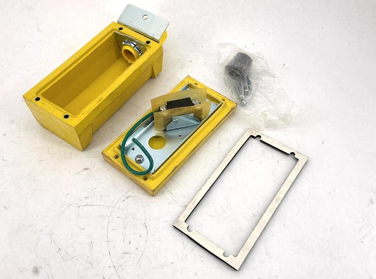 New Woodhead 4022 Pendant Control Station 20A 250V Missing Parts See All Photos