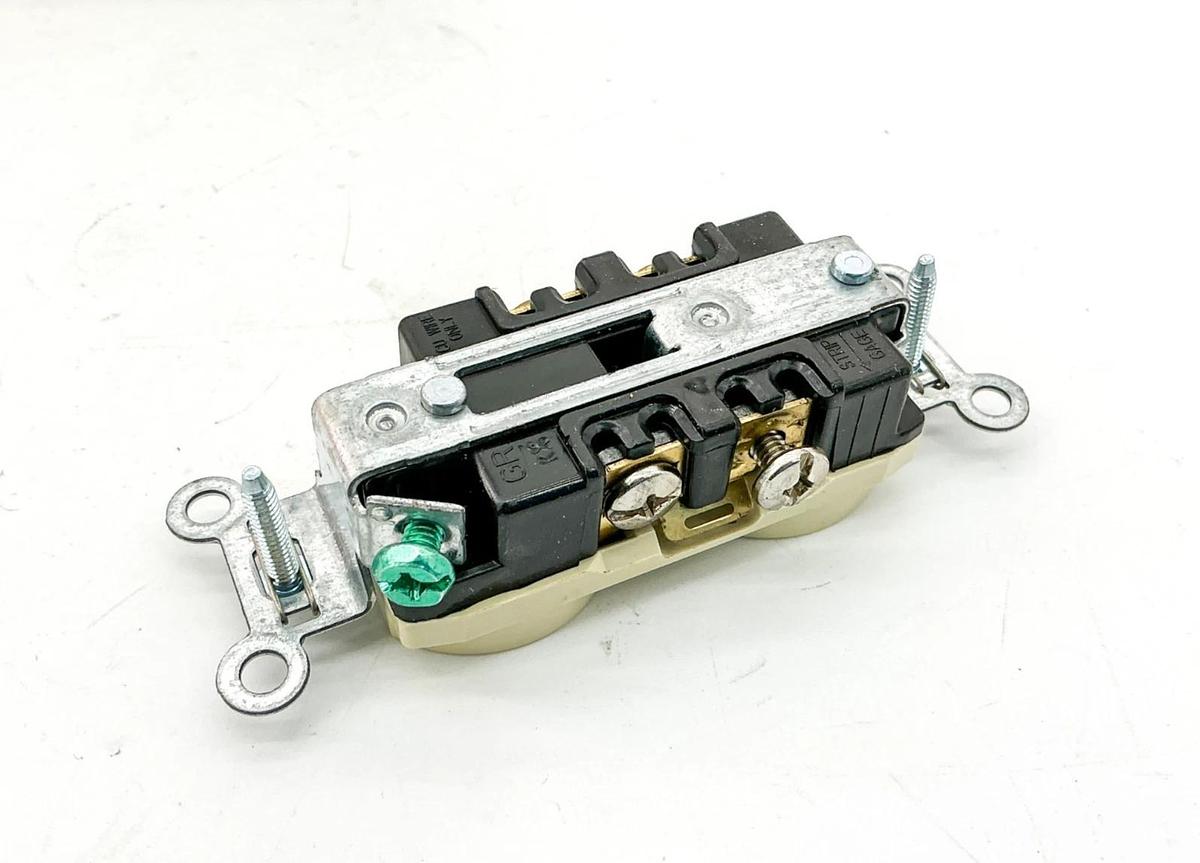 New Box of 10 Legrand CRB5362-SI Smooth Face Receptacles 20A 125V