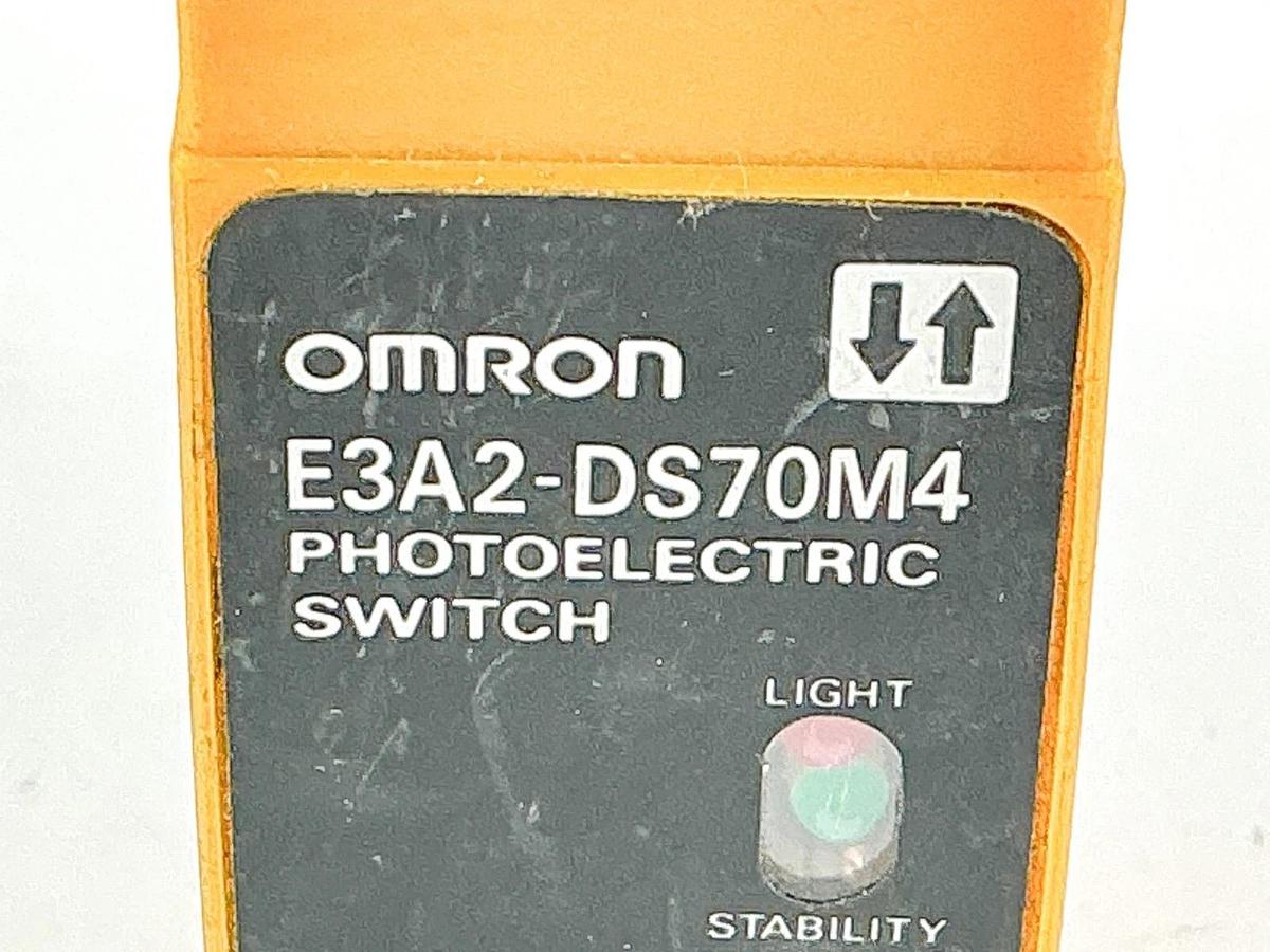 New Omron E3A2-DS70M4 Photoelectric Switch 24-240Vac 12-240VDC - No Box