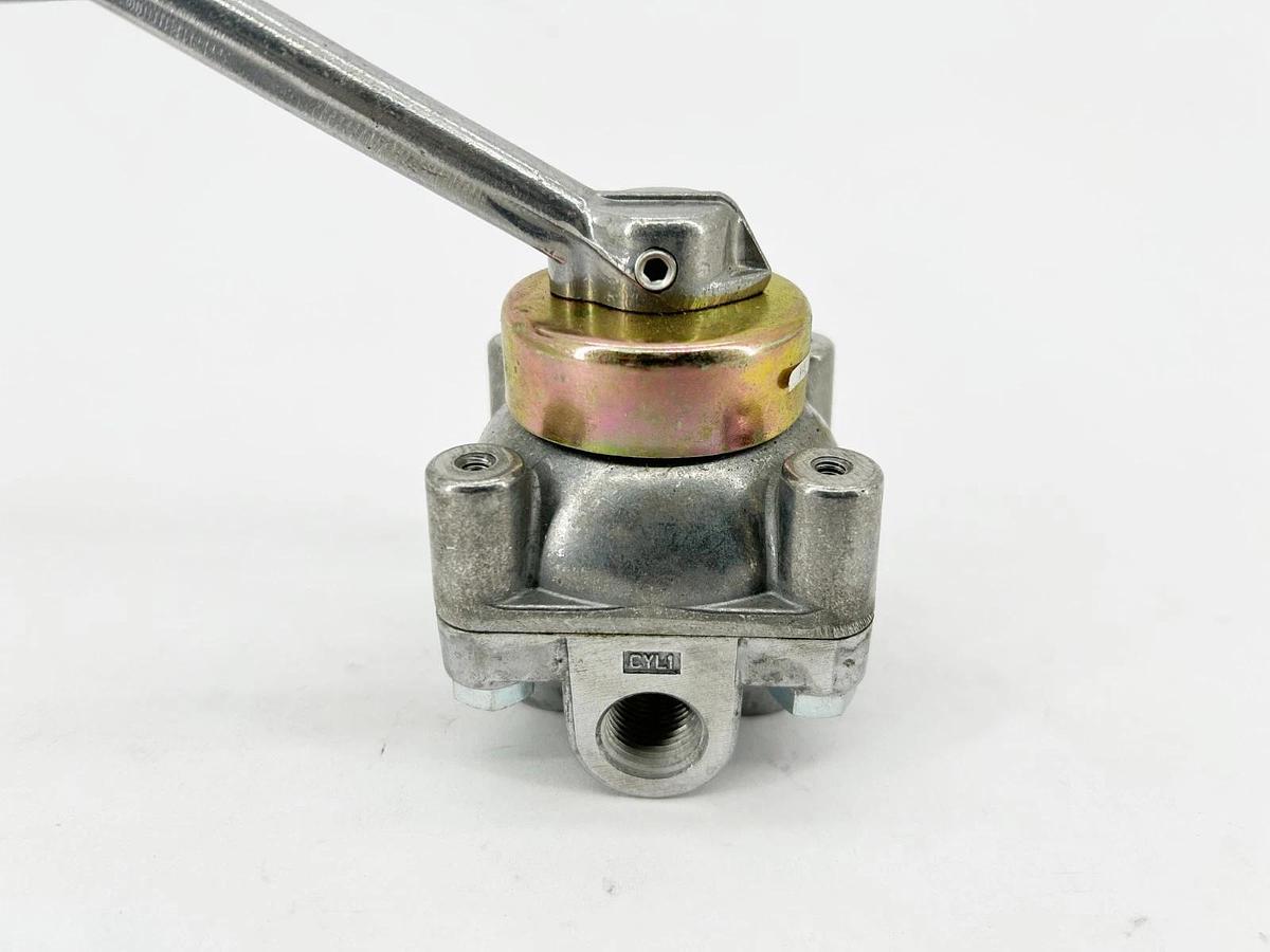 New Barksdale 9022-MC Shear-Seal Directional Control Valve 3/8" NPT - No Box