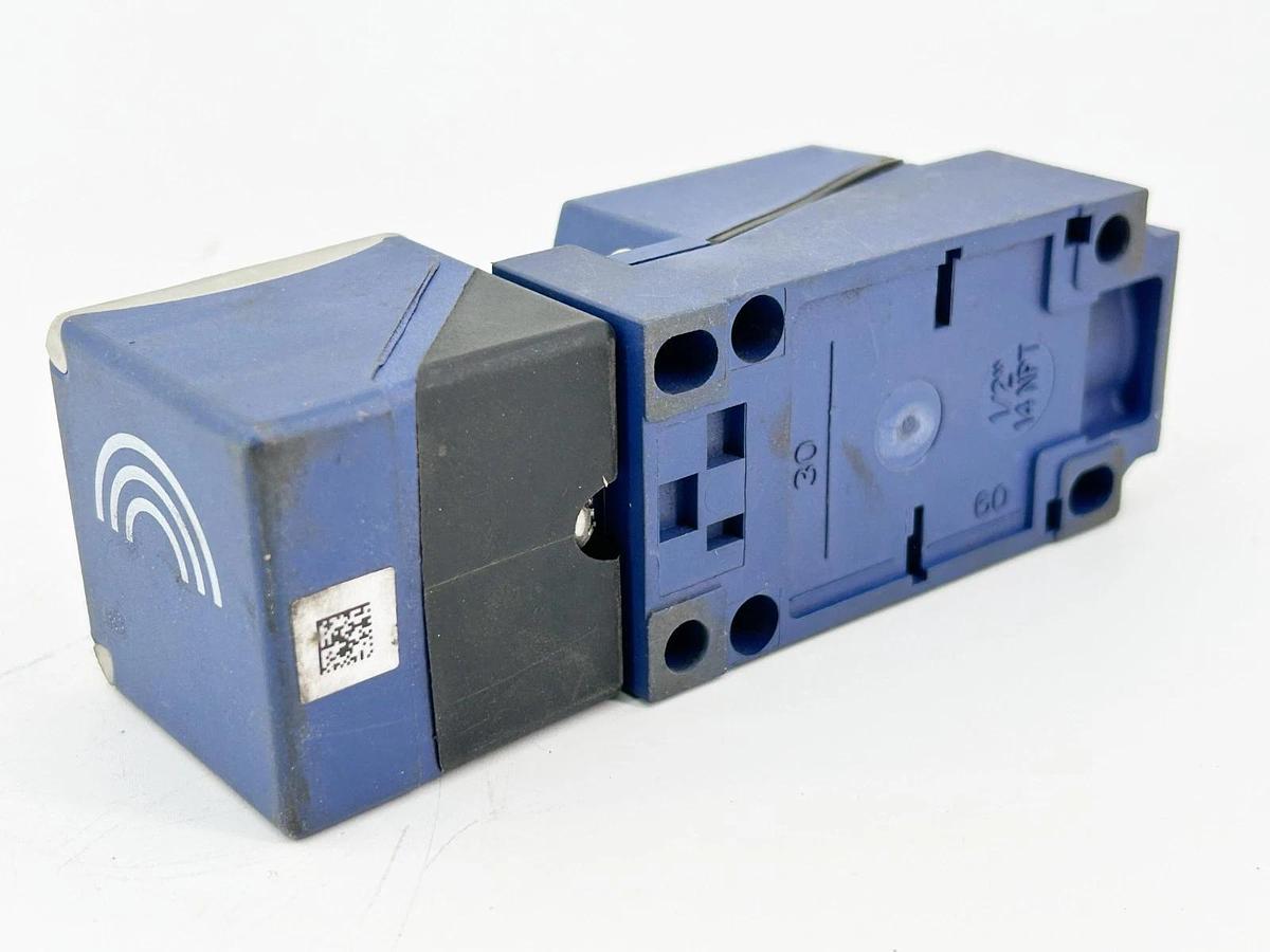 Used Telemecanique XS8C4A1MPN12 Proximity Sensor 2-Wire 249V