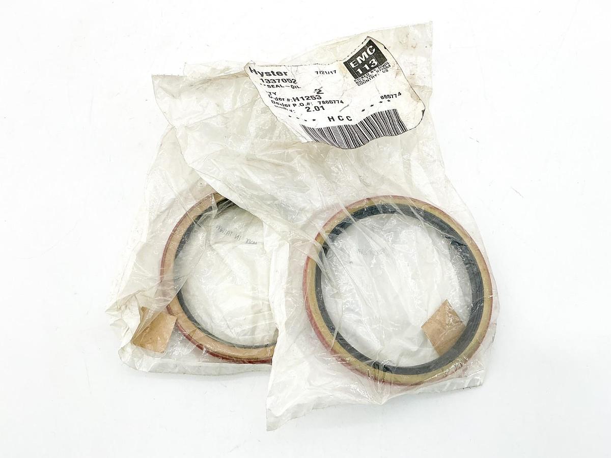 New Lot of 2 1337052 Oil Seal
