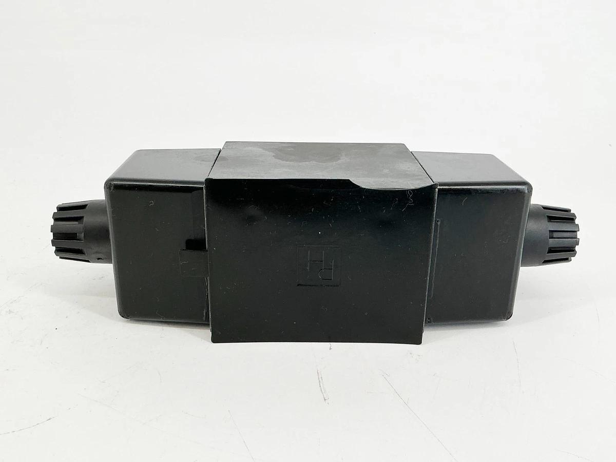 New Parker D3W4CNYW 40 Directional Control Valve 5000PSI 110/120V .8A