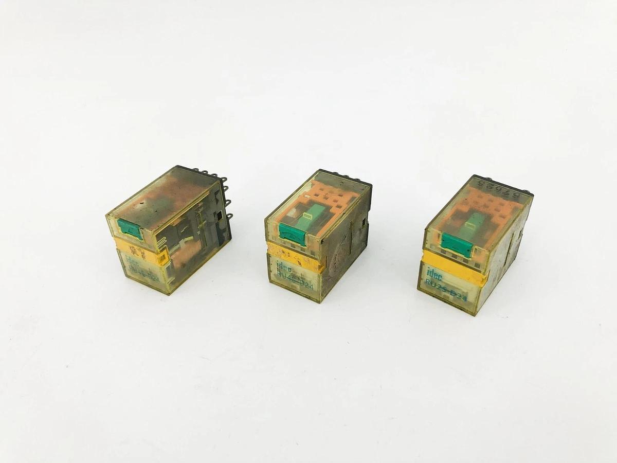 Used Lot of 3 IDEC RU2S-D24 Relays 8 Pin 10A 24VDC