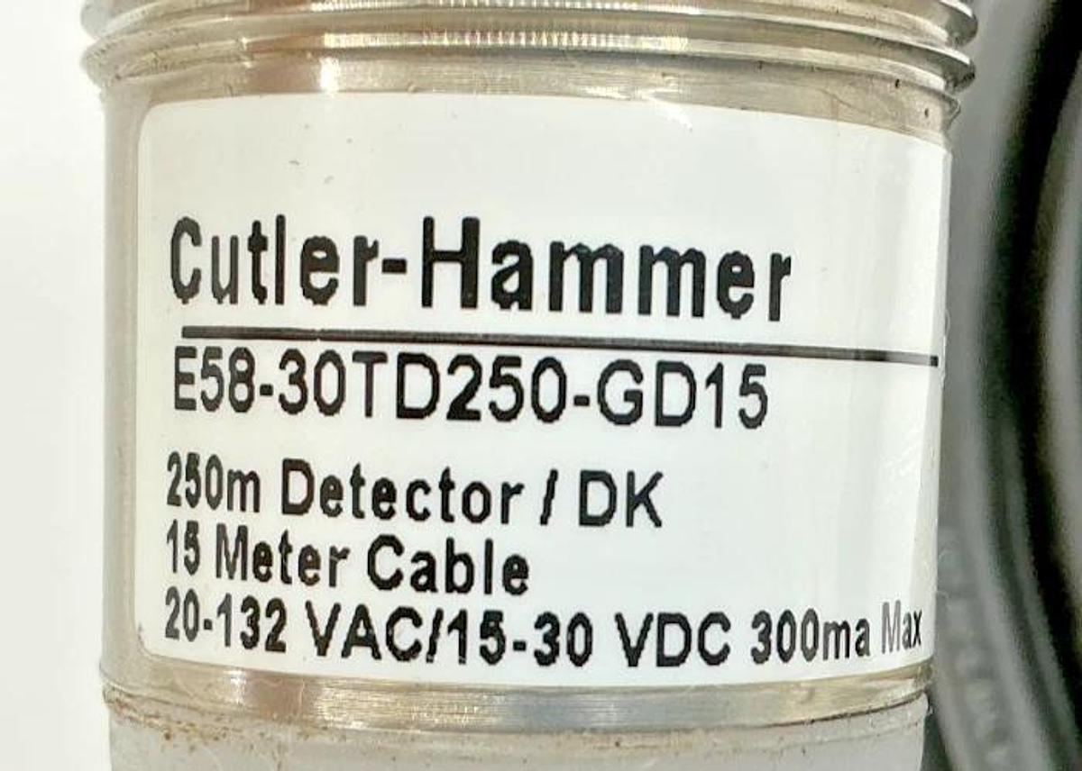 New Eaton Cutler-Hammer E58-30TD250-GD15 Ser A1 Photoelectric Sensor 132V No Box