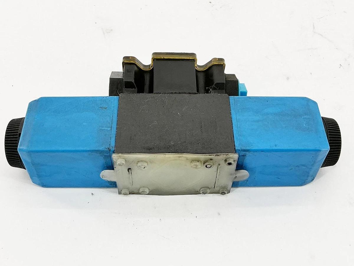 Eaton Vickers DG4V-3S-2C208-M-FTWL-HH5-60 Solenoid Valve 24VDC - No Box