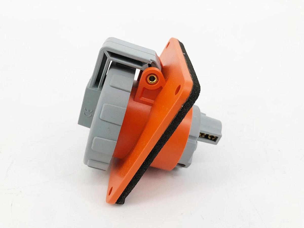 New Leviton 420R12W Watertight Pin & Sleeve Receptacle 20A 125/250V