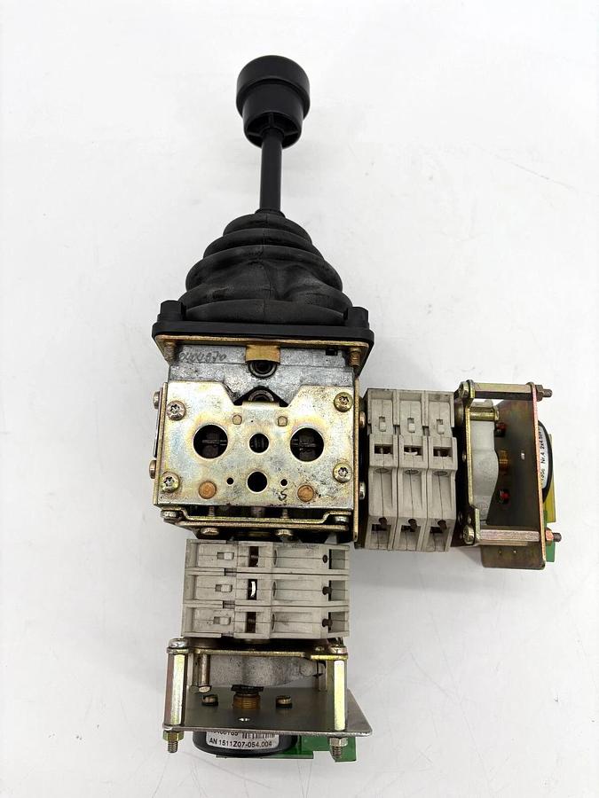 Used Gessmann VV64 2-Axis Joystick Controller Spring Returns to Center 6A 250V