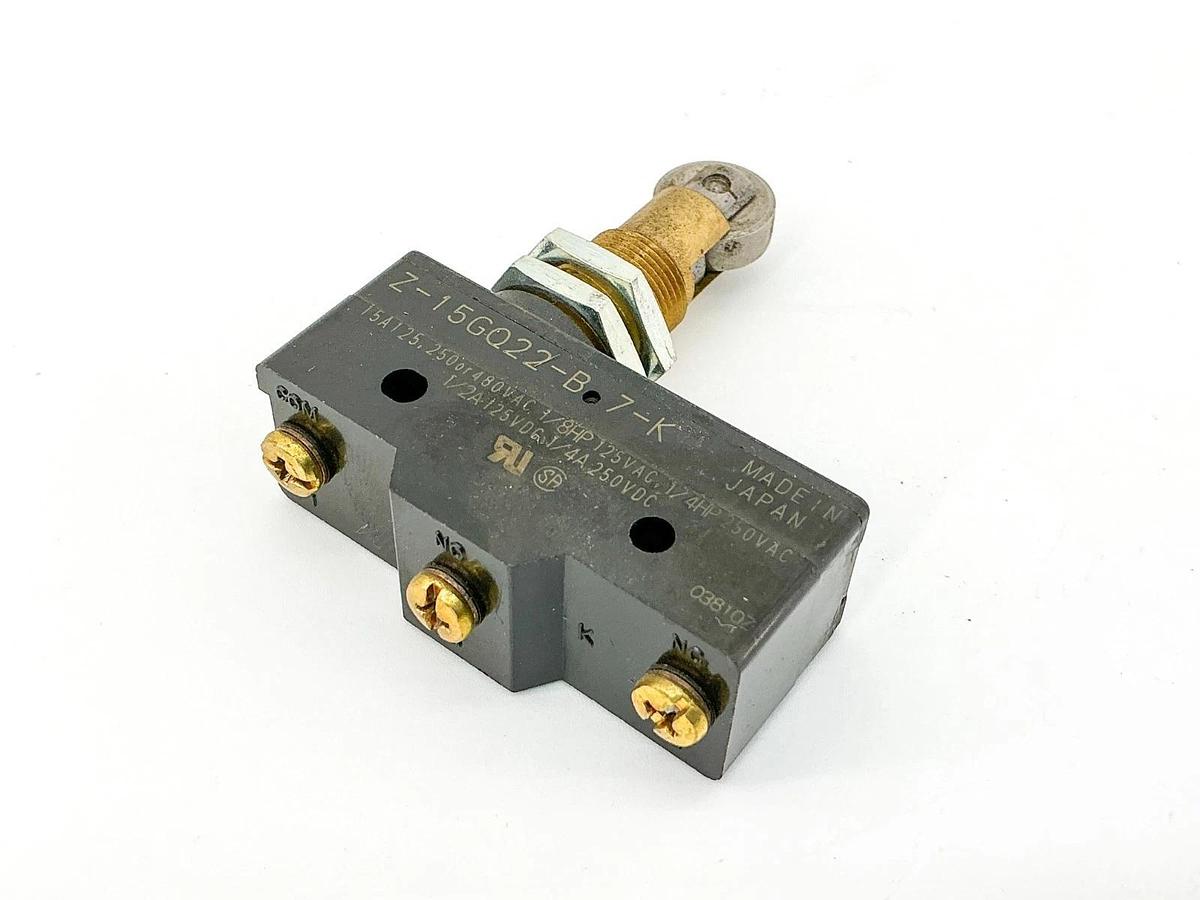 New Lot of 2 Omron Z-15GQ22-B7-K Limit Switch W/ Roller 15A 480V - No Box