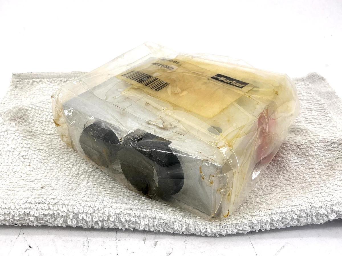 New Parker HF31052 Valve Block Silver
