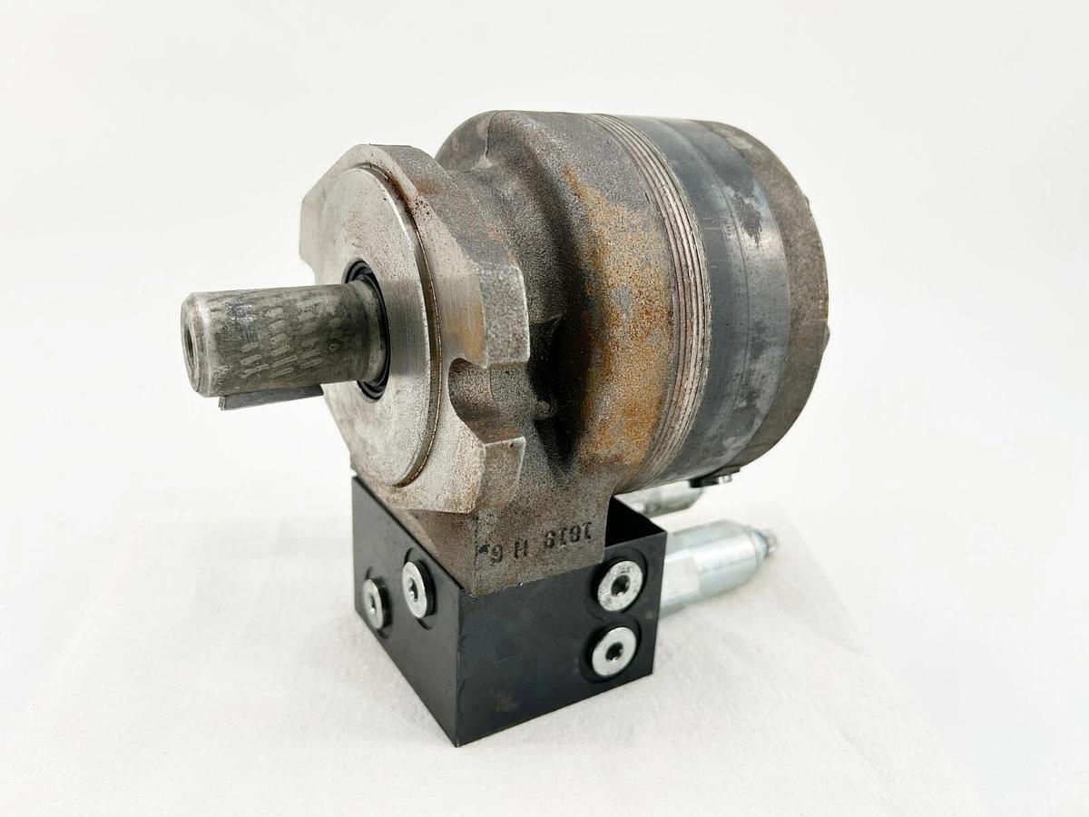 New Parker 110A-071-AM0-R1 Hydraulic Low Speed Motor 1" Key 2B Man W/VCR No Box