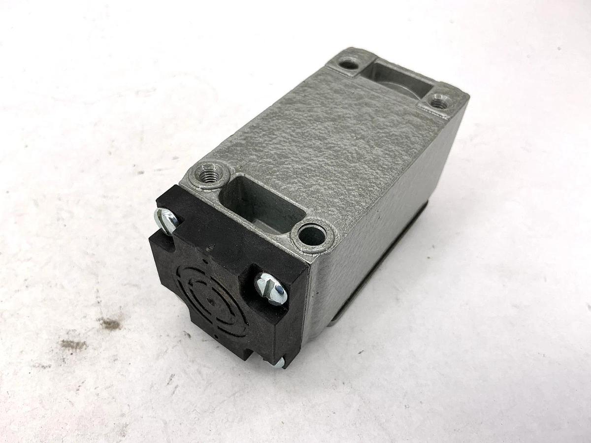 New Telemecanique SG1-8004 Magnet Switch 3A 120VAC 360W