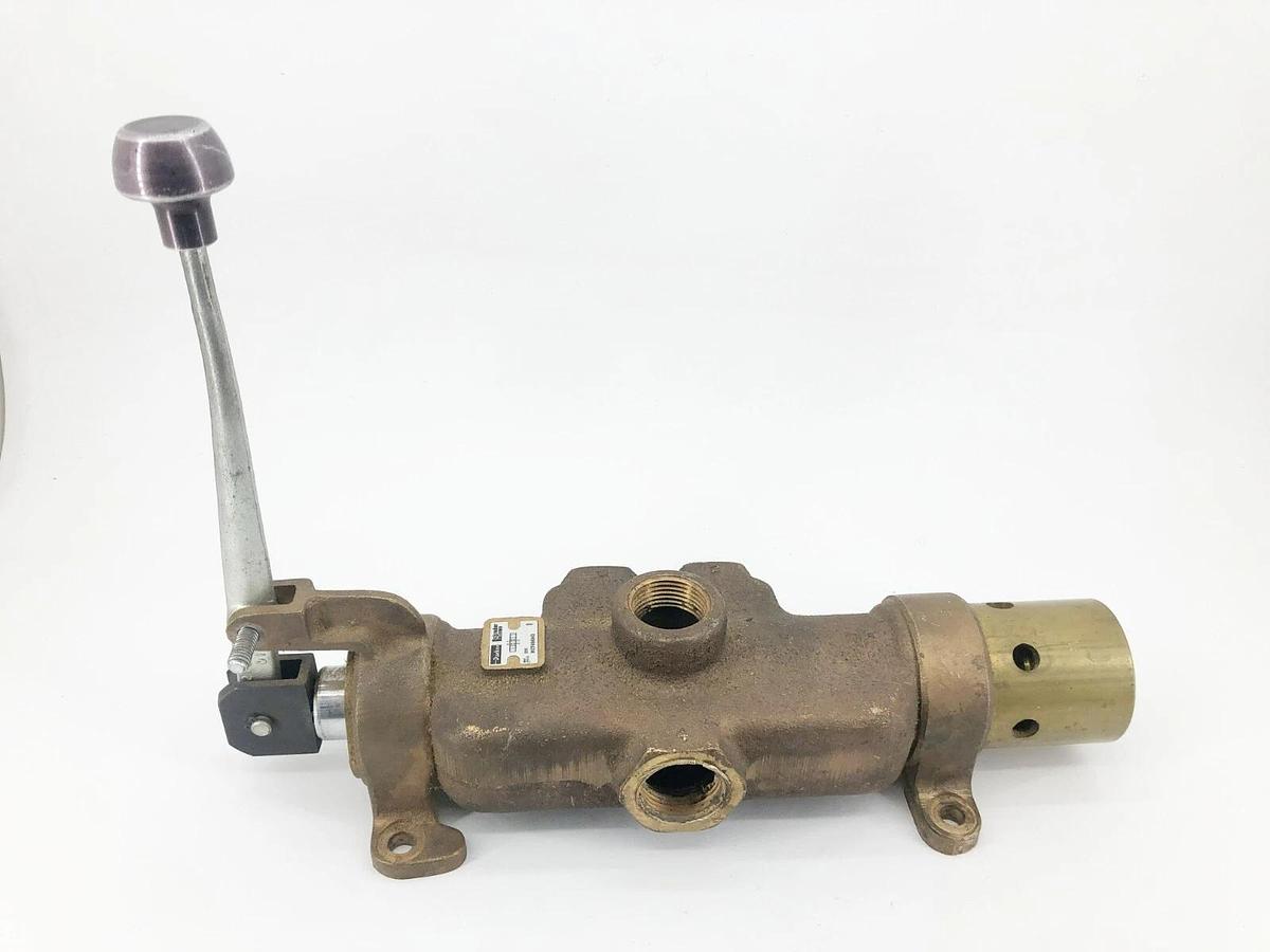 Used Parker M07484943 Manually Operated Directional Control Valve 200psig 1" NPT