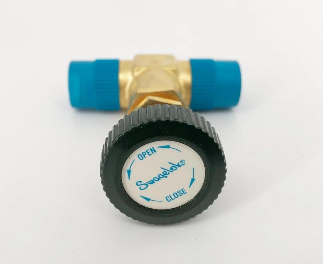 New Swagelok B-4JN2 Brass Screwed-Bonnet Needle Valve 1/4" MNPT