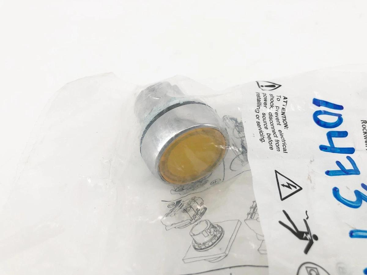 Lot of 2 New Allen Bradley 800FM-LF5 Yellow Flush Mount Pushbutton Illuminated