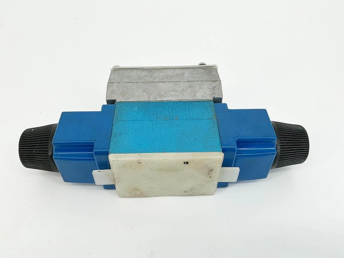 New Vickers DG4V-3-2N-M-W-B-40 Directional COntrol Valve 5000PSI 120V- No Box